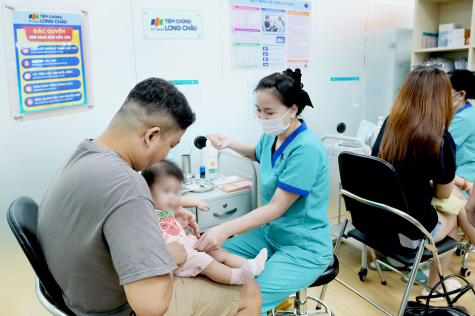 Phụ huynh đưa con đi tiêm phòng theo khuyến cáo từ Tổ chức Y tế Thế giới (WHO) và Bộ Y tế.