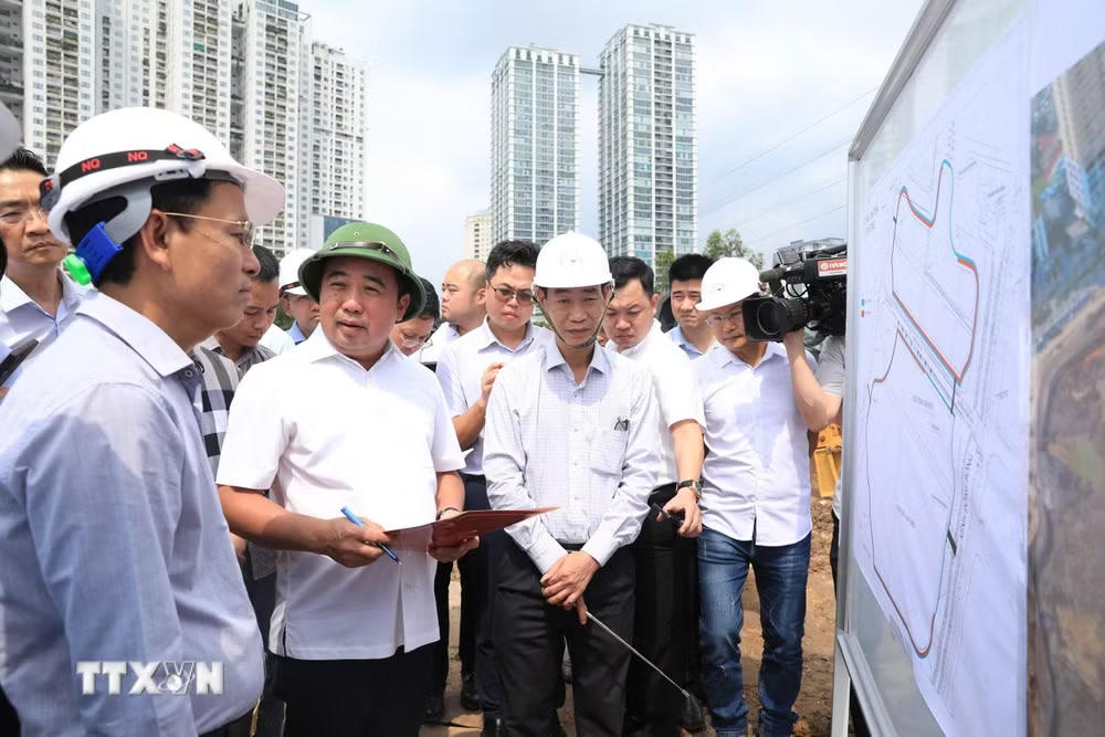 ttxvn-bi-thu-thanh-uy-ha-noi-kiem-tra-thao-go-vuong-mac-mat-bang-mot-so-du-an-trong-diem-8738872-2.jpg