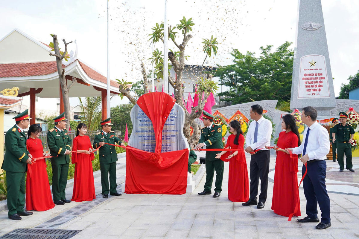 Đại biểu thực hiện nghi thức kéo băng khánh thành bia di tích Khu tưởng niệm nơi thành lập Đội du kích Vũ Hùng. Ảnh: Chí Đại.