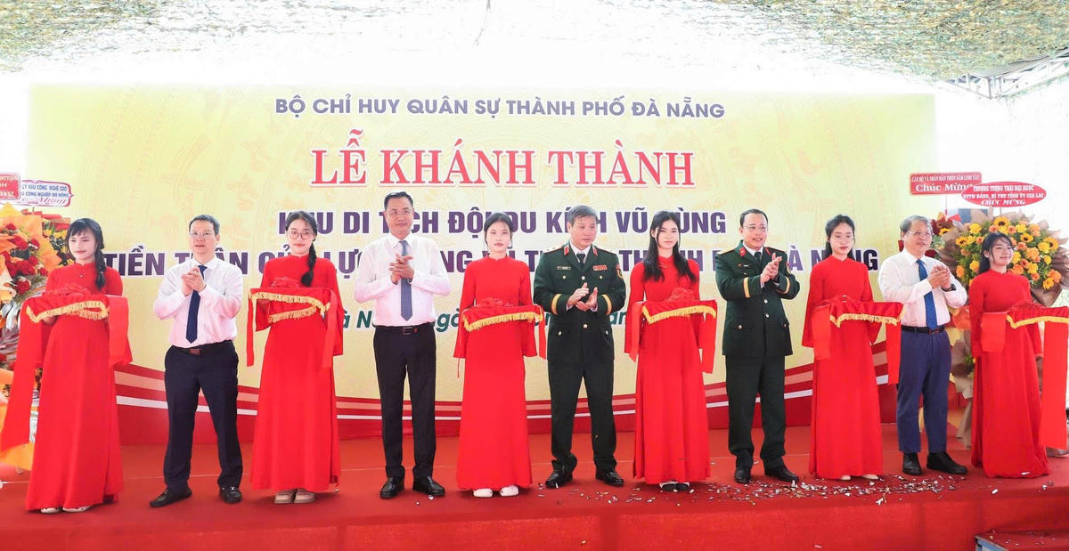 Các đại biểu thực hiện nghi thức cắt băng khánh thành công trình Khu tưởng niệm nơi thành lập Đội du kích Vũ Hùng. Ảnh: Tấn Thành.