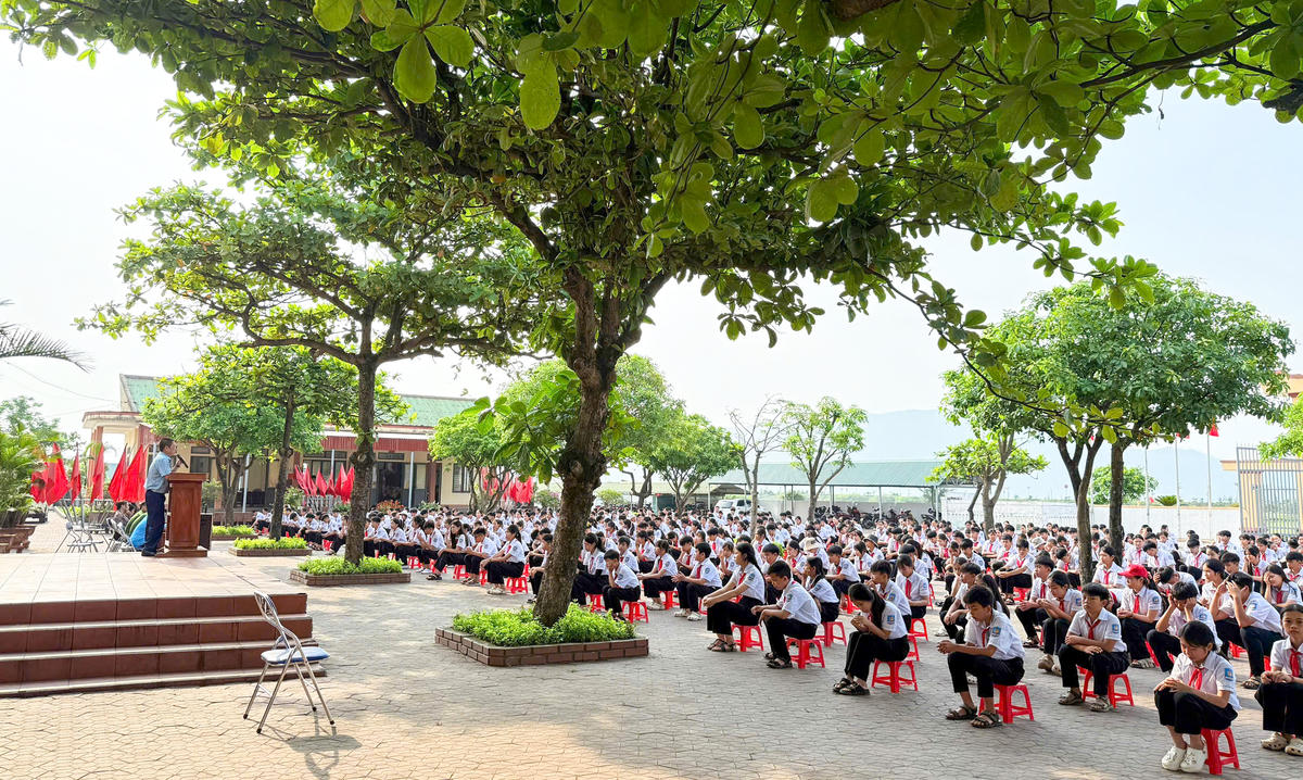 Thầy Nguyễn Minh Đạo chia sẻ tại buổi sinh hoạt, định hướng tâm lý cho học sinh Trường THCS Kỳ Ninh.