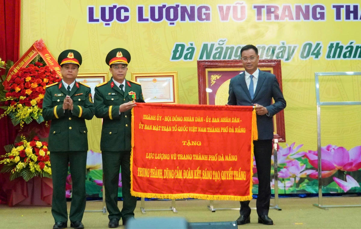 Lãnh đạo TP Đà Nẵng tặng Bức trướng của Thành ủy, HĐND, UBND, Ủy ban MTTQ Việt Nam TP Đà Nẵng cho&nbsp;Bộ CHQS TP Đà Nẵng. Ảnh: Chí Đại.