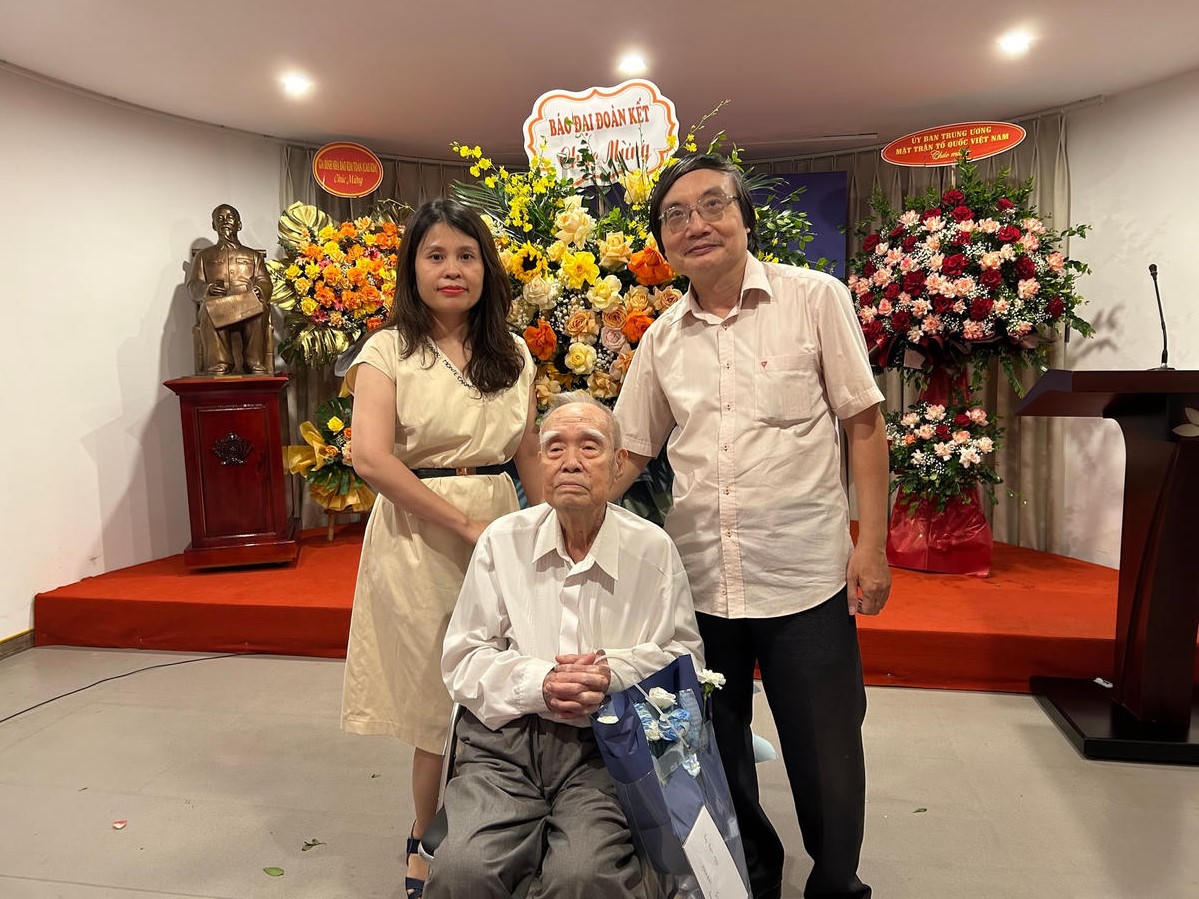 Đại diện báo Đại Đoàn Kết chúc mừng nhà báo Thái Duy.