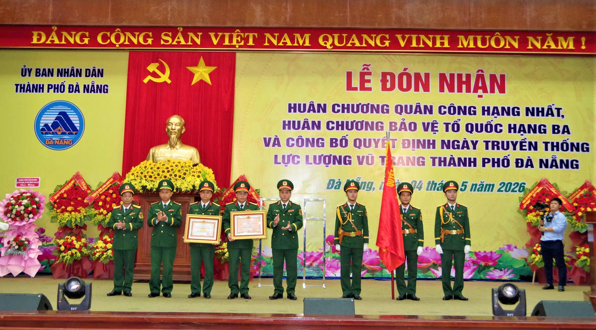 Trung tướng Lê Ngọc Hải, Tư lệnh Quân khu 5 đã trao Huân chương Quân công hạng Nhất và Huân chương Bảo vệ Tổ quốc hạng Ba tặng Bộ CHQS TP Đà Nẵng. Ảnh: Tấn Thành.