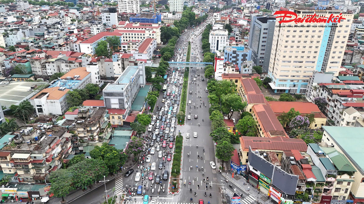&nbsp;Đường Nguyễn Chí Thanh lúc 8h sáng, phương tiện di chuyển đông đúc.