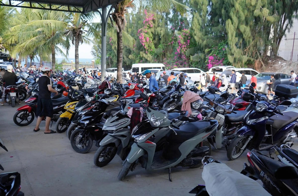 Bãi giữ xe cho khách tắm biển, trong những ngày nghỉ lễ kín chỗ. 