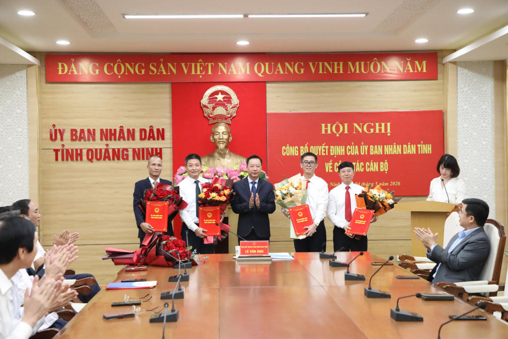 Phó Chủ tịch UBND tỉnh Quảng Ninh Lê Văn Ánh trao quyết định bổ nhiệm cho các cán bộ&nbsp;Nguyễn Phúc Vinh, Đặng Hoàng Thông, Đỗ Hoàng Hoành, Trương Hoàng Quang.