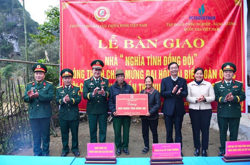 Trung ương Hội Cựu chiến binh Việt Nam và Hội Cựu chiến binh Tập đoàn Công nghiệp - Năng lượng Quốc gia Việt Nam trao nhà “Nghĩa tình đồng đội” tặng gia đình cựu chiến binh có hoàn cảnh khó khăn ở xã Đức Long (tỉnh Cao Bằng). 