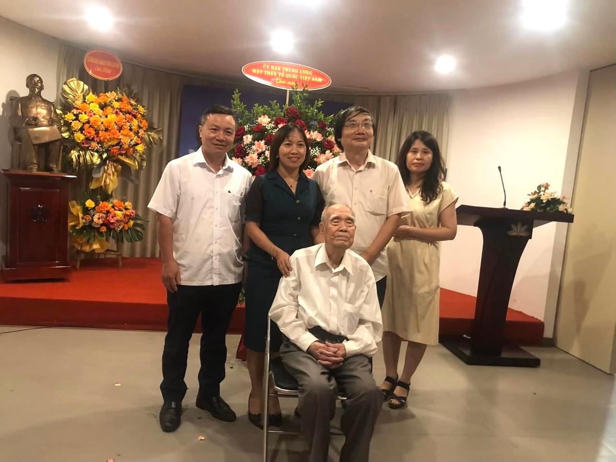 Đại diện Uỷ ban Trung ương MTTQ Việt Nam chúc mừng nhà báo Thái Duy.