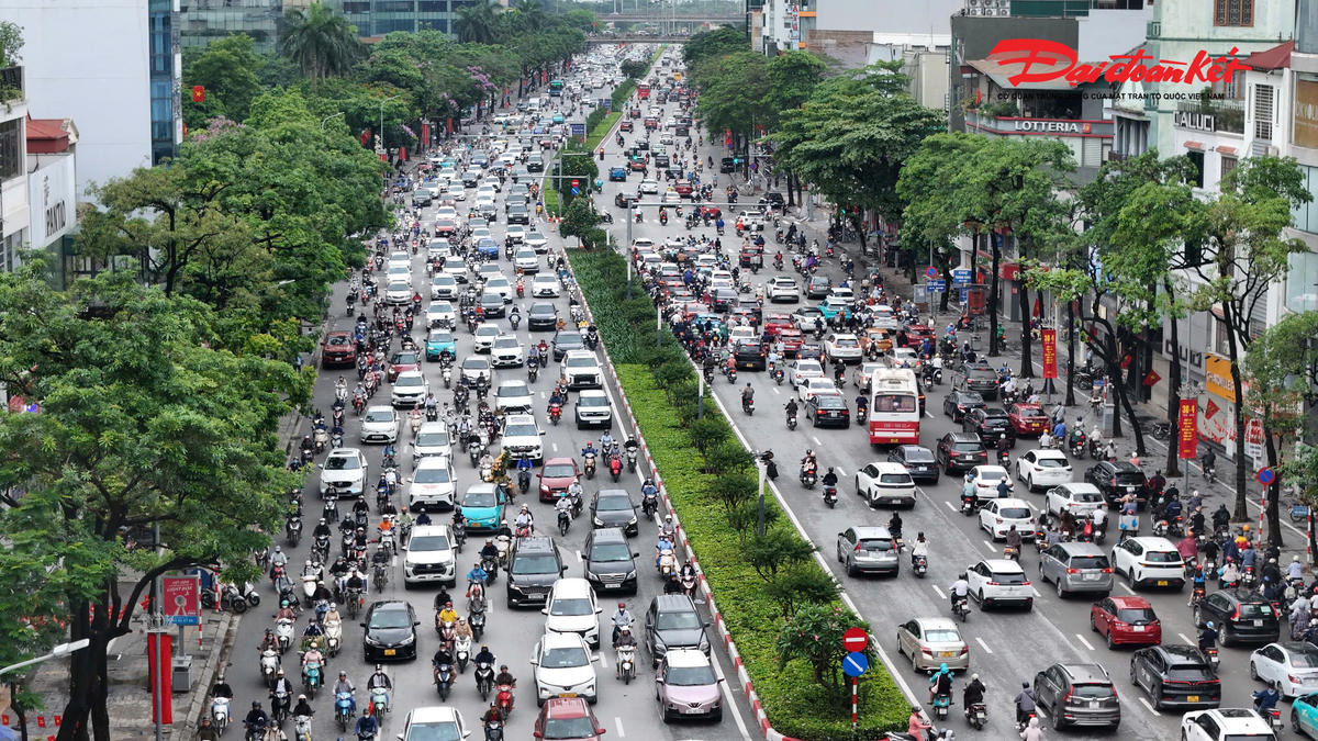 Hà Nội nhộn nhịp trở lại sau kỳ nghỉ lễ 30/4 - 1/5
