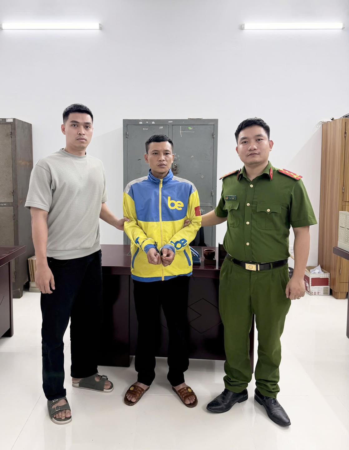 Đối tượng Nguyễn Quang Thoại (đứng giữa) tại cơ quan điều tra. Ảnh: Công an tỉnh Tuyên Quang.