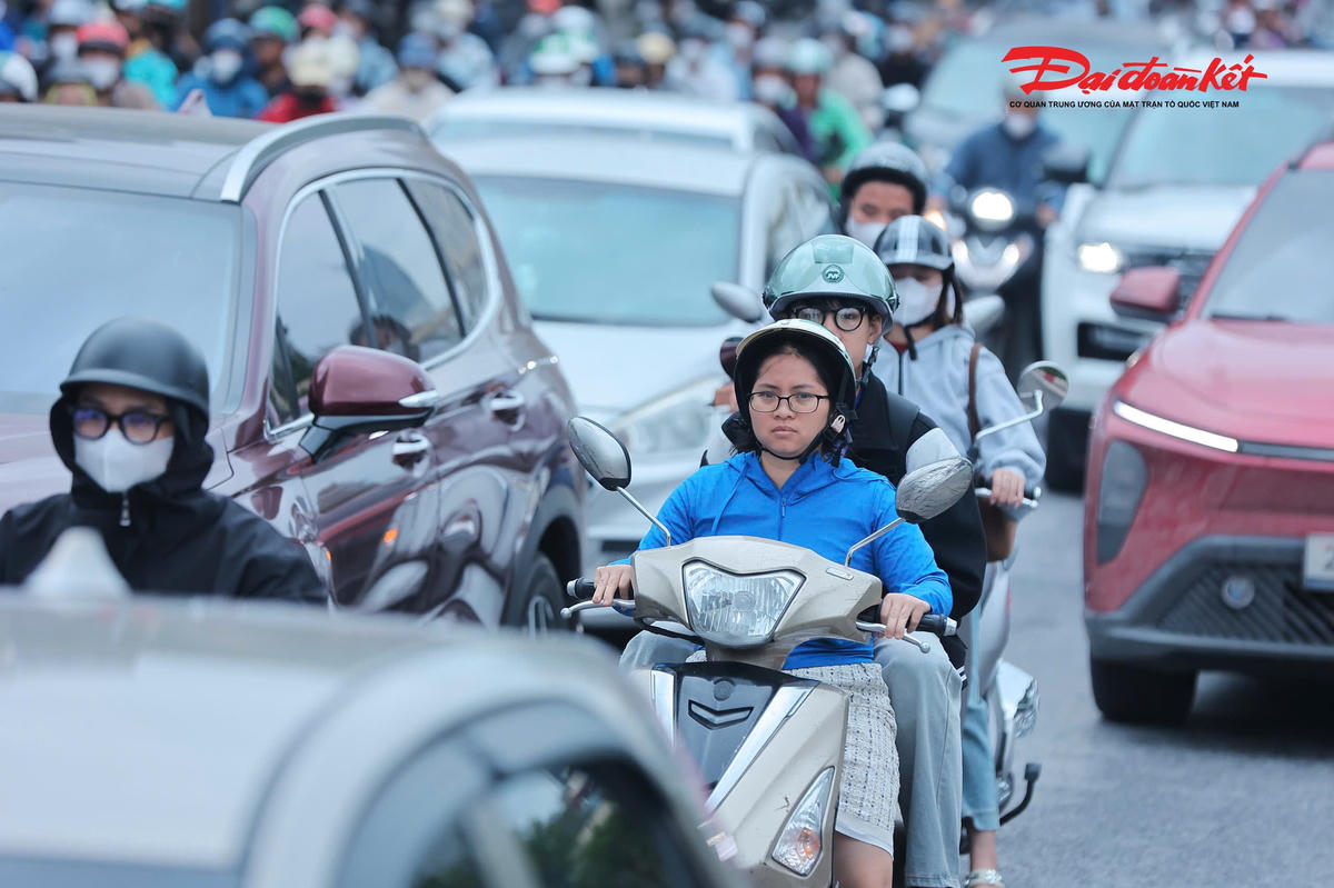 Hà Nội nhộn nhịp trở lại sau kỳ nghỉ lễ 30/4 - 1/5