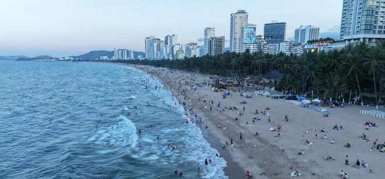 Biển Nha Trang du khách và người dân chen chúc, đi tắm biển trong kỳ nghỉ lễ 30/4 - 1/5.