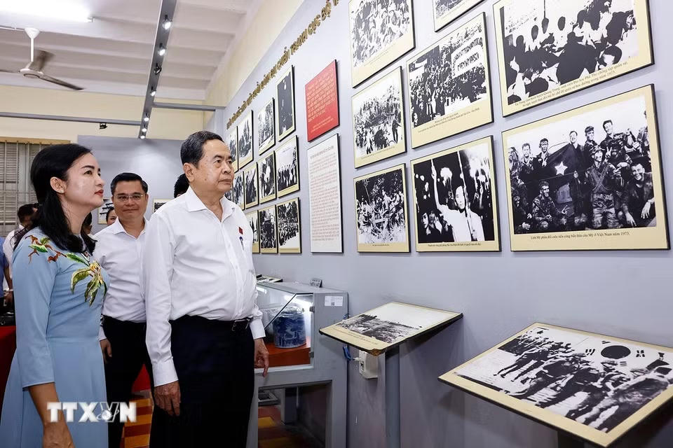 Chủ tịch Quốc hội Trần Thanh Mẫn tham quan nơi lưu niệm “Địa điểm Dinh Quận Hóc Môn - Lưu niệm sự kiện Nam Kỳ Khởi nghĩa 23/11/1940” ở xã Hóc Môn, Thành phố Hồ Chí Minh. (Ảnh: Doãn Tấn/TTXVN)