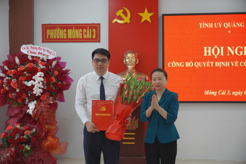Trưởng Ban Tổ chức Tỉnh ủy Quảng Ninh Vi Ngọc Bích trao quyết định cho ông Phạm Thành Trung.