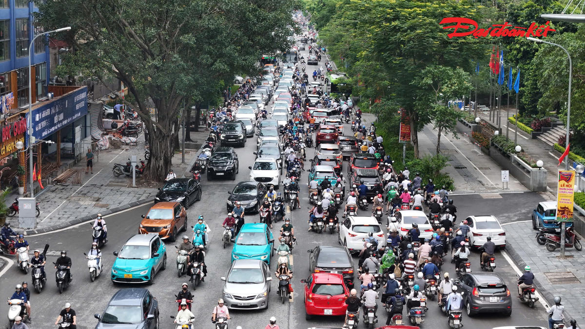 Đường Huỳnh Thúc Kháng xảy ra ùn ứ, phương tiện di chuyển chậm trong giờ cao điểm.