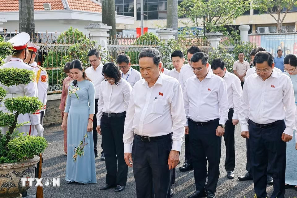 Chủ tịch Quốc hội Trần Thanh Mẫn và đoàn công tác tưởng niệm Chủ tịch Hồ Chí Minh, các Anh hùng liệt sỹ tại nơi lưu niệm sự kiện Nam Kỳ Khởi nghĩa. (Ảnh: Doãn Tấn/TTXVN)