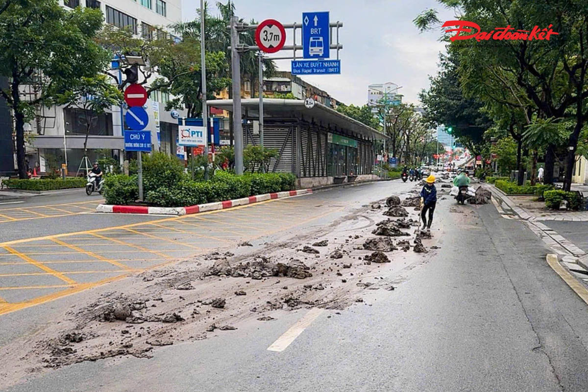 Ngay khi tiếp nhận thông tin, Đội Cảnh sát giao thông đường bộ số 3 (Phòng CSGT Công an TP Hà Nội) đã cử tổ công tác đến hiện trường kiểm tra, xử lý. Tại đây, lực lượng CSGT xác định bùn đất rơi vãi từ xe ô tô Howo BKS 99B-112.xx, kéo dài từ khu vực số nhà 46 đến số nhà 116 Láng Hạ.&nbsp;