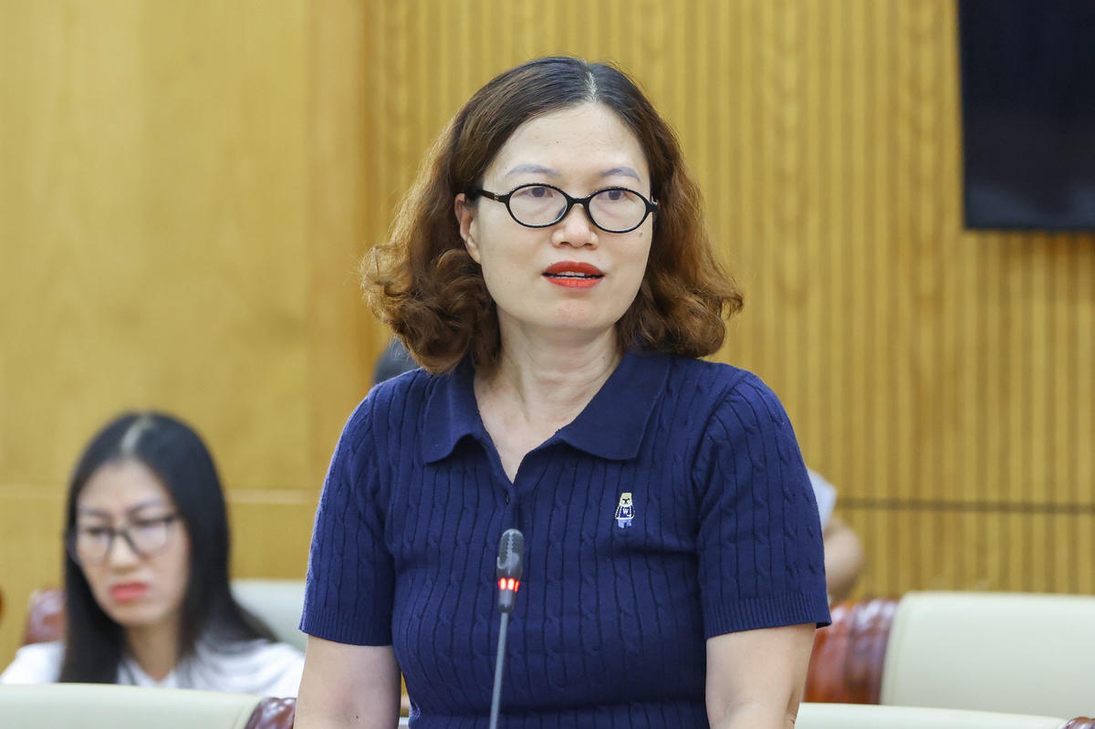 Nhà báo Phan Thảo - Báo Sài gòn giải phóng đặt câu hỏi. Ảnh: Quang Vinh.