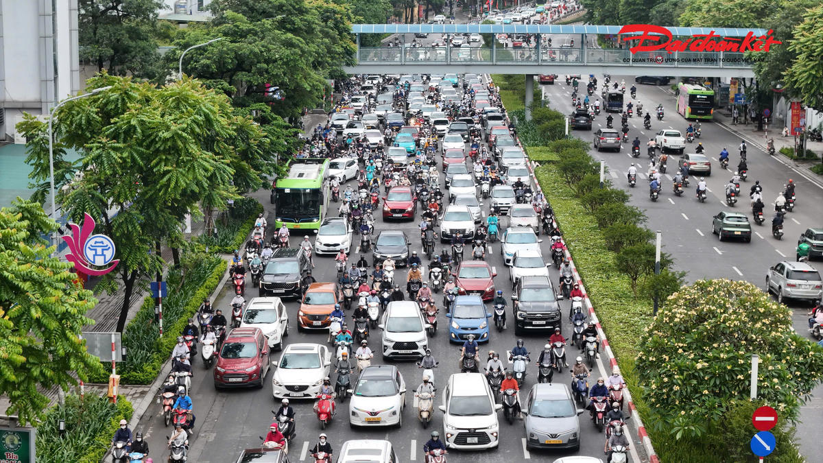 Nhịp sống Thủ đô nhanh chóng ổn định sau kỳ nghỉ lễ, giao thông cơ bản thông suốt, đáp ứng nhu cầu đi lại trong ngày đầu trở lại làm việc.
