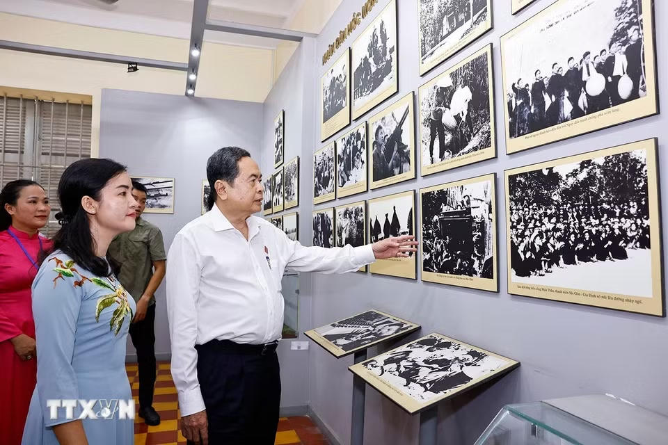Chủ tịch Quốc hội Trần Thanh Mẫn tham quan nơi lưu niệm “Địa điểm Dinh Quận Hóc Môn - Lưu niệm sự kiện Nam Kỳ Khởi nghĩa 23/11/1940” ở xã Hóc Môn, Thành phố Hồ Chí Minh. (Ảnh: Doãn Tấn/TTXVN)