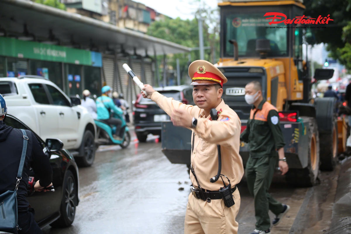 Lực lượng chức năng đã nhanh chóng tổ chức phân luồng, hướng dẫn phương tiện di chuyển an toàn, tránh khu vực mặt đường trơn trượt do bùn đất; đồng thời phối hợp với đơn vị vệ sinh môi trường và đơn vị thi công huy động nhân lực, phương tiện khẩn trương thu dọn hiện trường.