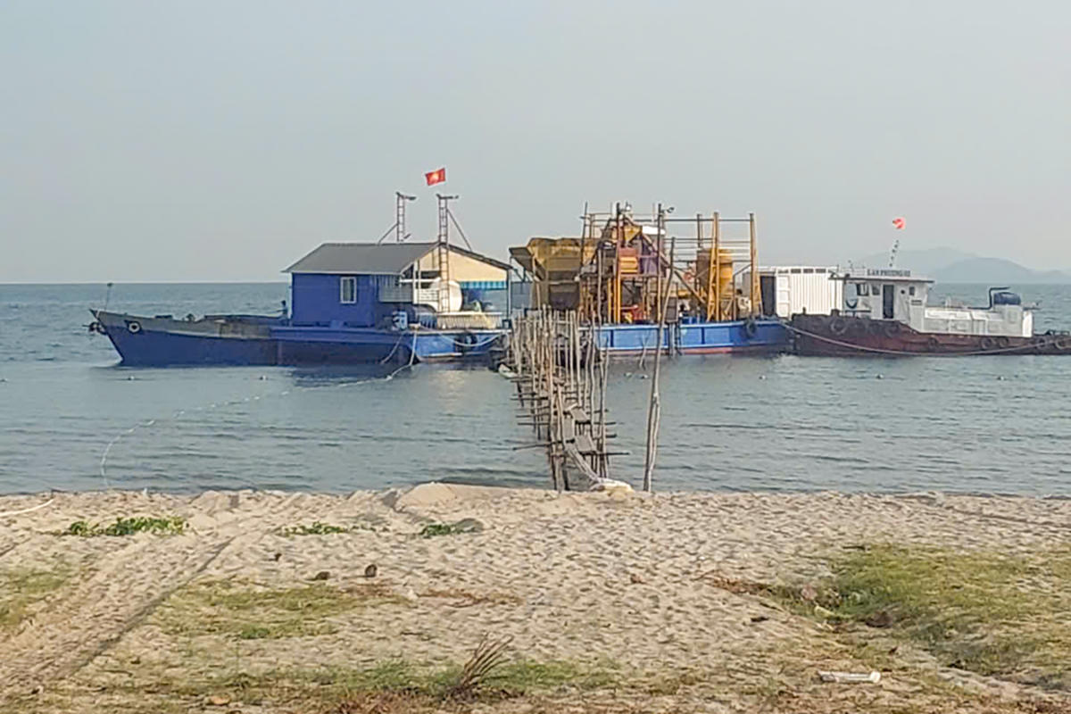 Sà lan chở nước ngọt cập bến đảo Hải Tặc. Ảnh UBND xã Tiên Hải.