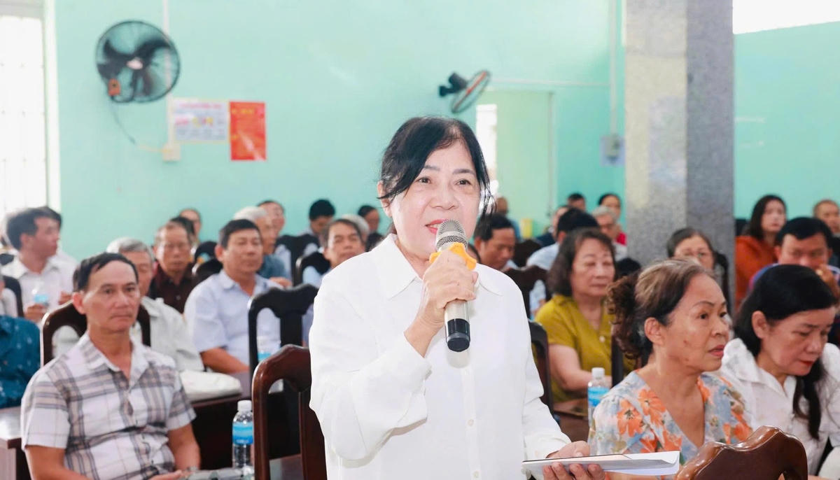 Cử tri phường Bắc Nha Trang phát biểu ý kiến, tại buổi tiếp xúc cử tri.