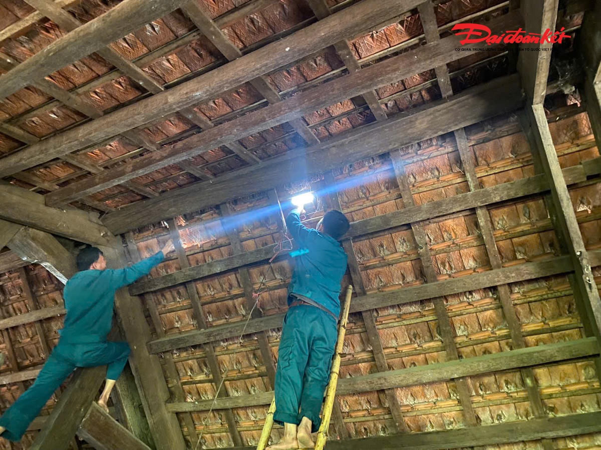 Lực lượng dân quân sửa lại nhà cho người dân do bị mưa đá gây thủng. Ảnh: HH