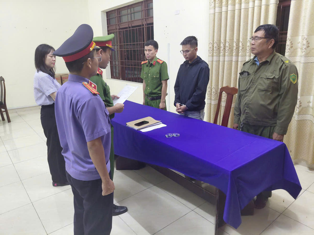 Lực lượng Công an TP Đà Nẵng đọc quyết định bắt tạm giam Võ Nguyễn Duy An. Ảnh: CA Đà Nẵng.