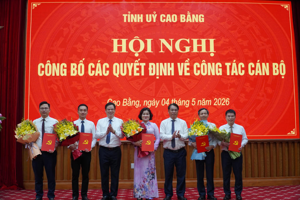 Lãnh đạo tỉnh Cao Bằng trao quyết định và tặng hoa các cán bộ nhận nhiệm vụ mới. Ảnh: Báo Cao Bằng.