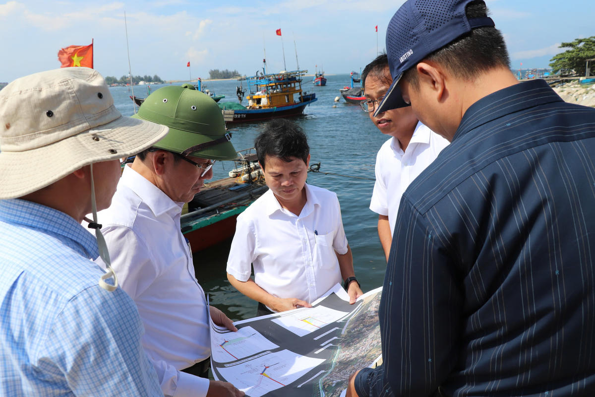 Phó Chủ tịch UBND TP Trần Nam Hưng khảo sát tại khu vực thực hiện dự án kè sông Thu Bồn khu vực An Lương, xã Duy Nghĩa. Ảnh: Tấn Thành