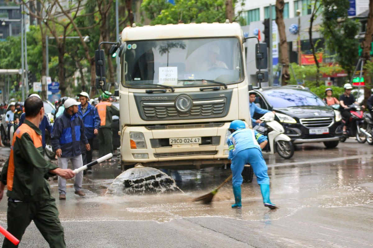Hà Nội: Xử lý xe tải làm rơi vãi bùn đất trên đường Láng Hạ