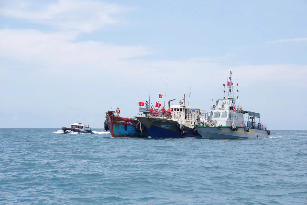 Tàu cá nước ngoài được Bộ đội Biên phòng TP Hải Phòng tiến hành lai dắt vào Âu cảng. Ảnh: BĐBP.
