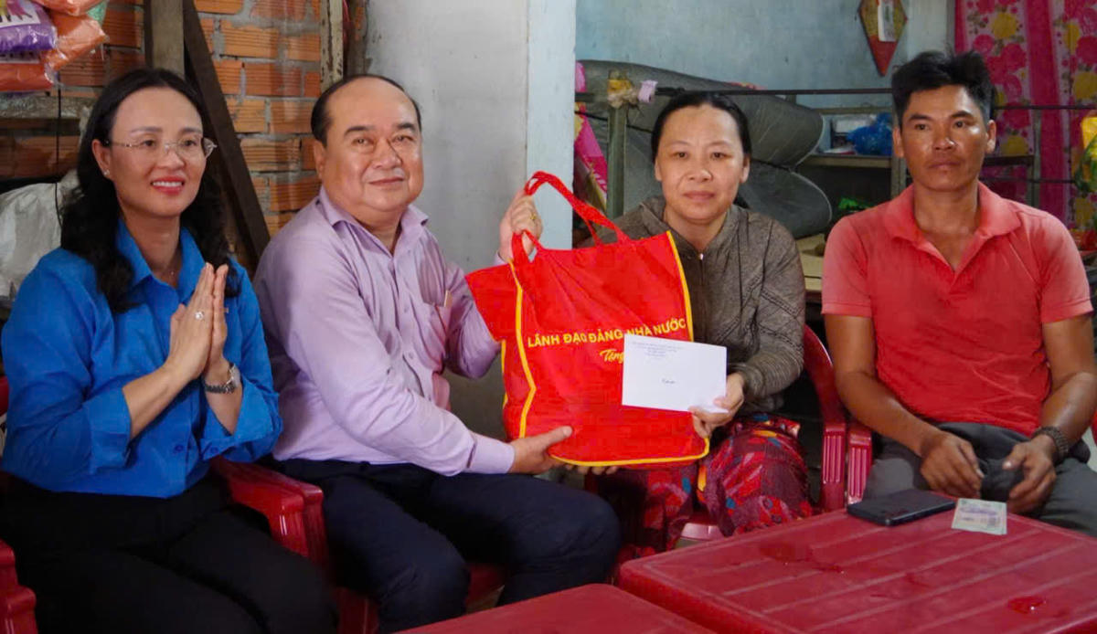 Đoàn công tác thăm hỏi và tặng quà chị Lê Thị Thảo, công nhân bị tai nạn lao động. (Ảnh: Tạ Quang)