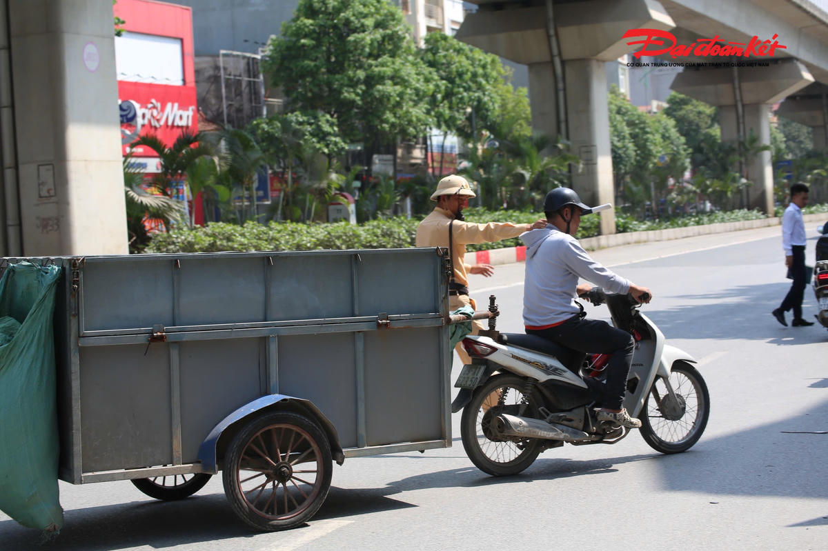 Vì áp lực tăng thu nhập, nhiều nhân viên giao hàng đã tự ý cải tạo phương tiện, gắn thêm thùng hoặc kéo theo xe phía sau để chở được nhiều hàng hơn. Tuy nhiên, những phương tiện “độ chế” này thường cồng kềnh, khó kiểm soát, tiềm ẩn nguy cơ mất an toàn giao thông, trên các tuyến đông xe như Quốc lộ 6.