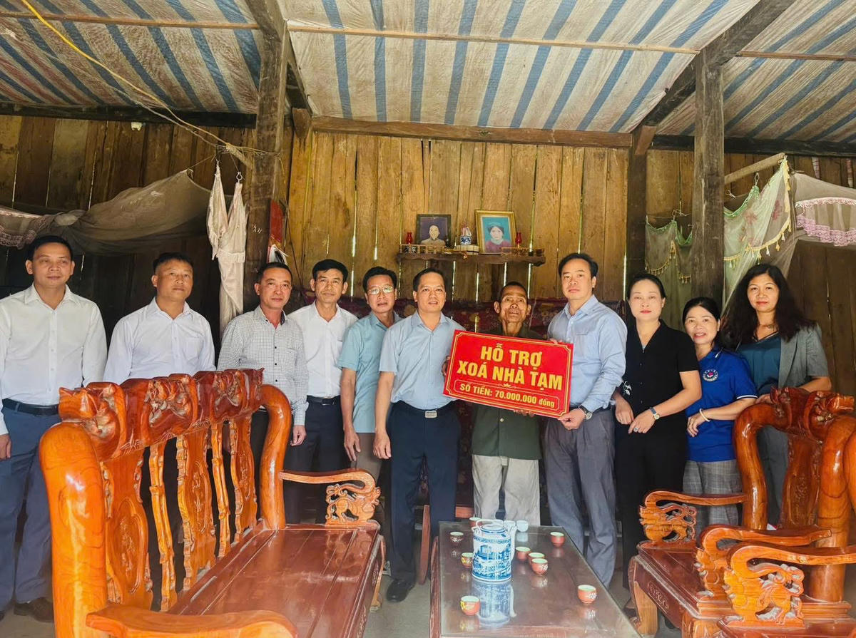 Đại diện&nbsp;Khu Di tích lịch sử Quốc gia đặc biệt Đền Hùng trao "lộc Vua Hùng" (tiền mặt 350 triệu đồng) cho 5 hộ gia đình khó khăn miền núi tỉnh Phú Thọ để xóa nhà tạm.
