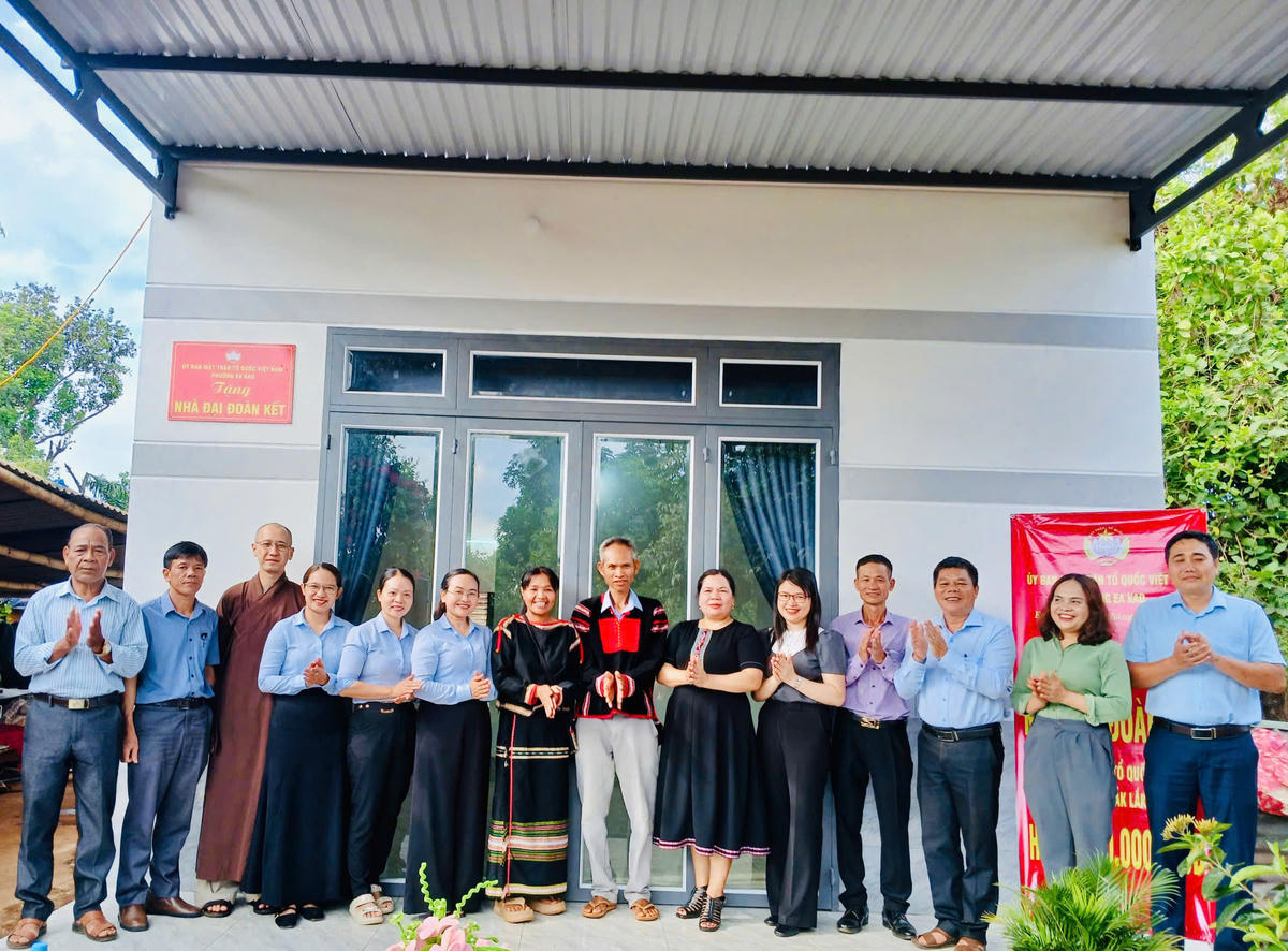 Các đại biểu chụp ảnh lưu niệm cùng gia đình bà H’Rim Bkrông. Ảnh:TN.