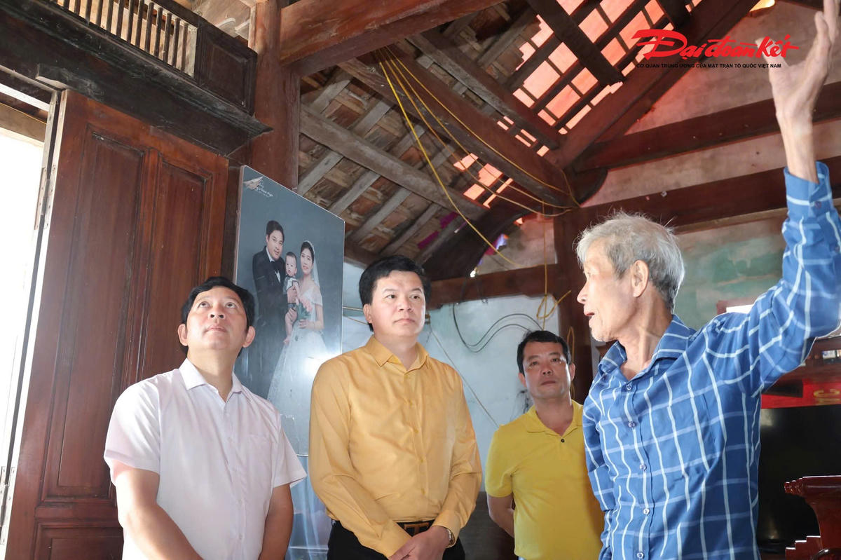 Ông Nguyễn Đình Hùng -&nbsp;Ủy viên Ban Thường vụ Tỉnh ủy, Phó Chủ tịch Thường trực Ủy ban MTTQ Việt Nam tỉnh Nghệ An, đại diện chính quyền xã Quỳ Hợp thăm hỏi người dân bị mưa đá làm thủng nhà. Ảnh: HC
