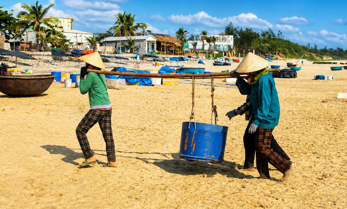 Những người phụ nữ vận chuyển hải sản lên bờ. Ảnh: CĐ.