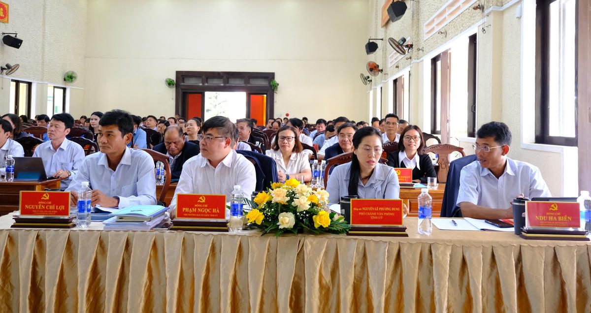 Các đại biểu tỉnh Lâm Đồng và các xã tham dự hội nghị.