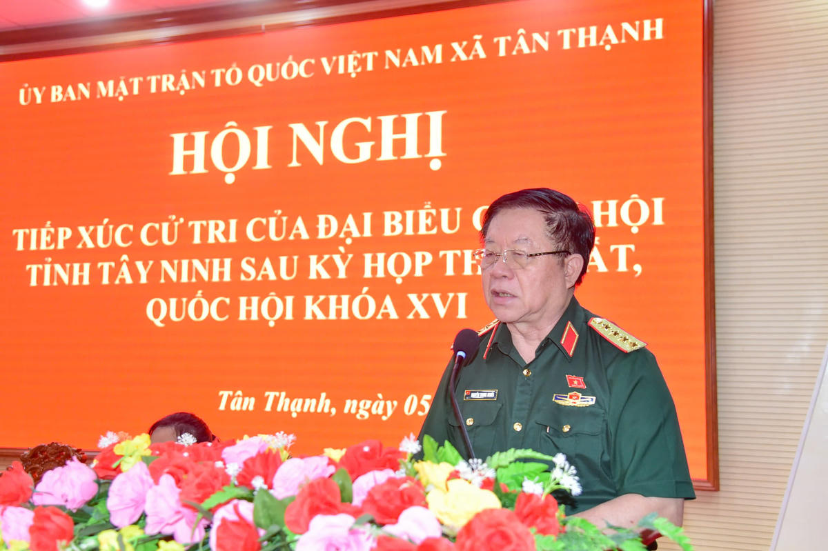 Đại tướng Nguyễn Trọng Nghĩa bày tỏ sự trăn trở, đồng cảm với người dân địa phương. Ảnh: T.B.