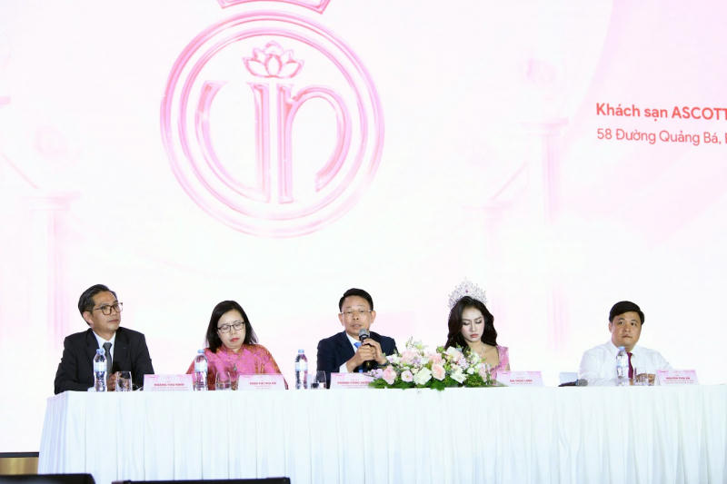 Ban tổ chức Hoa hậu Việt Nam trao đổi với báo chí về cuộc thi.
