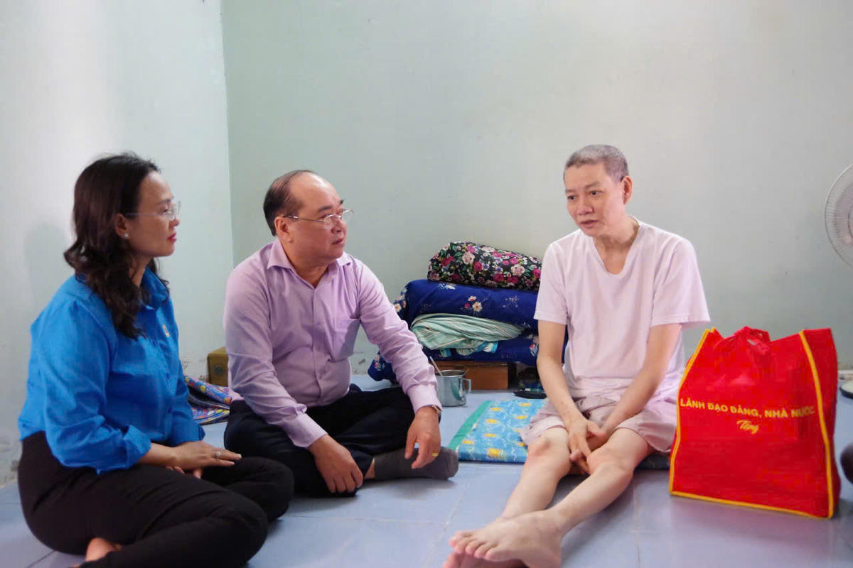 Đoàn thăm hỏi và động viên anh Trần Văn Chính, công nhân bị tai nạn lao động với tỷ lệ thương tật 91%. (Ảnh: Tạ Quang)