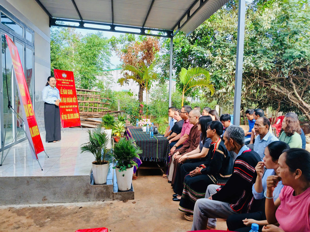 Bà H Hương Bkrông – Chủ tịch Ủy ban MTTQ Việt Nam phường Ea Kao phát biểu:&nbsp;Ảnh: TN.