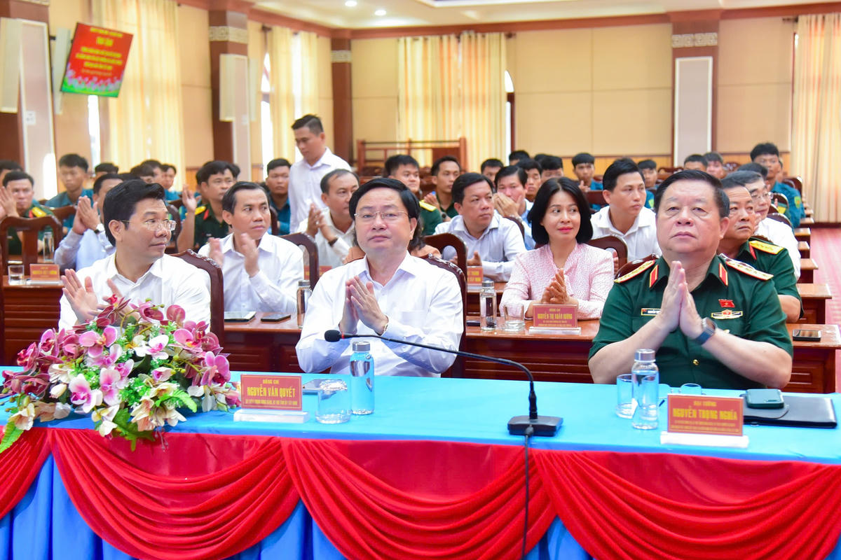 Các đại biểu lãnh đạo tham dự buổi lễ. Ảnh: T.B.
