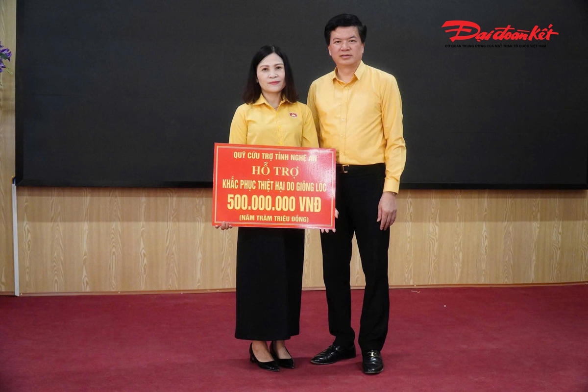 Quỹ Cứu trợ tỉnh, Ủy ban MTTQ Việt Nam tỉnh Nghệ An đã hỗ trợ 2 xã Quỳ Hợp và xã Mường Ham mỗi xã 500 triệu đồng để khắc phục hậu quả thiên tai. Ảnh: HC
