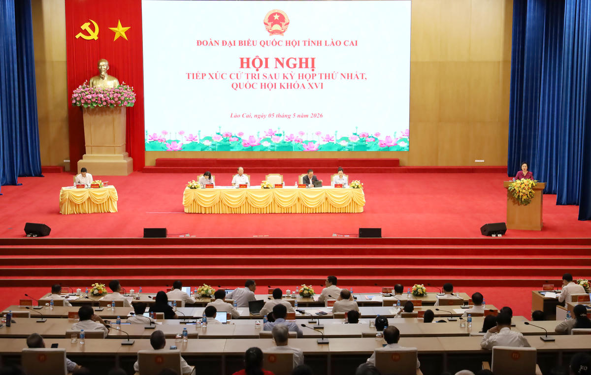 Quang cảnh buổi tiếp xúc cử tri. Ảnh: CTTĐT Lào Cai.