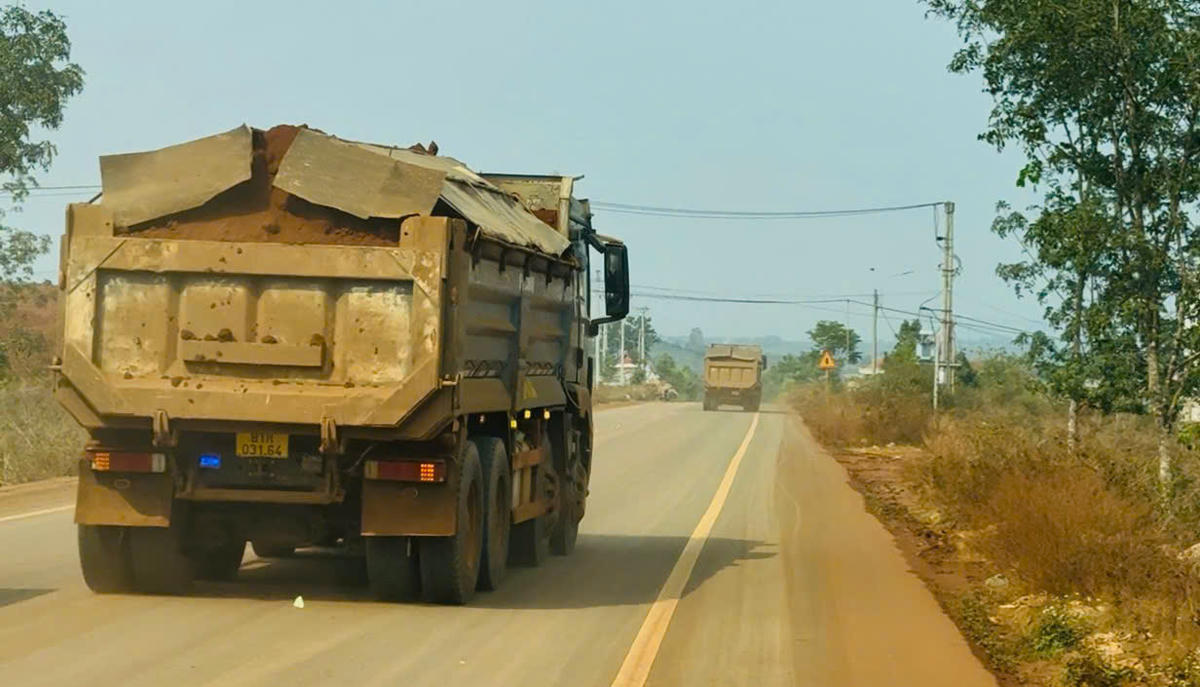Gia Lai: Nguy cơ mất an toàn giao thông từ xe chở đất phục vụ công trình