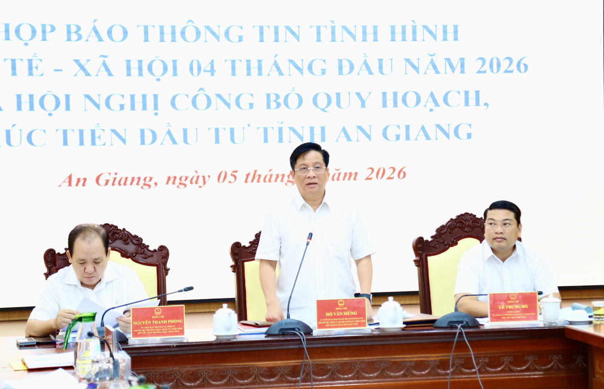 Ông Hồ Văn Mừng - Ủy viên Ban Chấp hành Trung ương Đảng, Phó Bí thư tỉnh ủy, Chủ tịch UBND tỉnh An Giang phát biểu tại buổi họp báo. Ảnh: Thanh Tiến